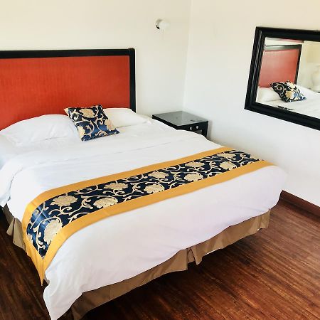 Norwalk Inn & Suites Bagian luar foto