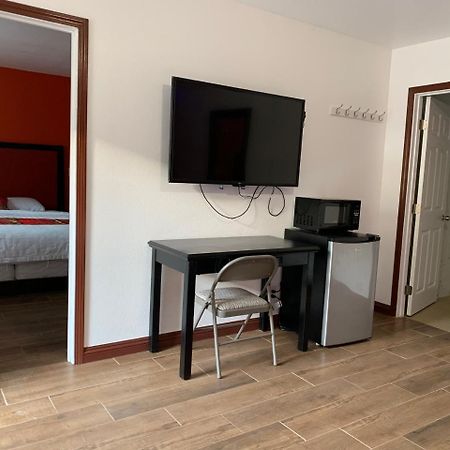 Norwalk Inn & Suites Bagian luar foto