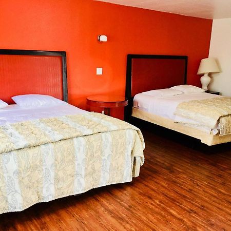 Norwalk Inn & Suites Bagian luar foto