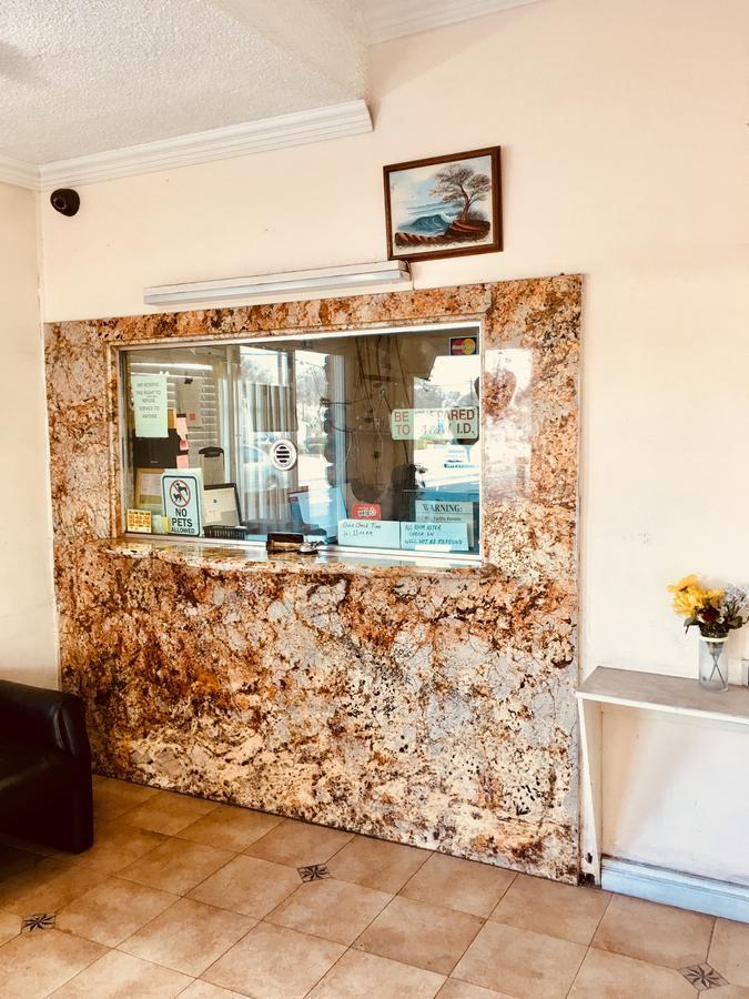 Norwalk Inn & Suites Bagian luar foto