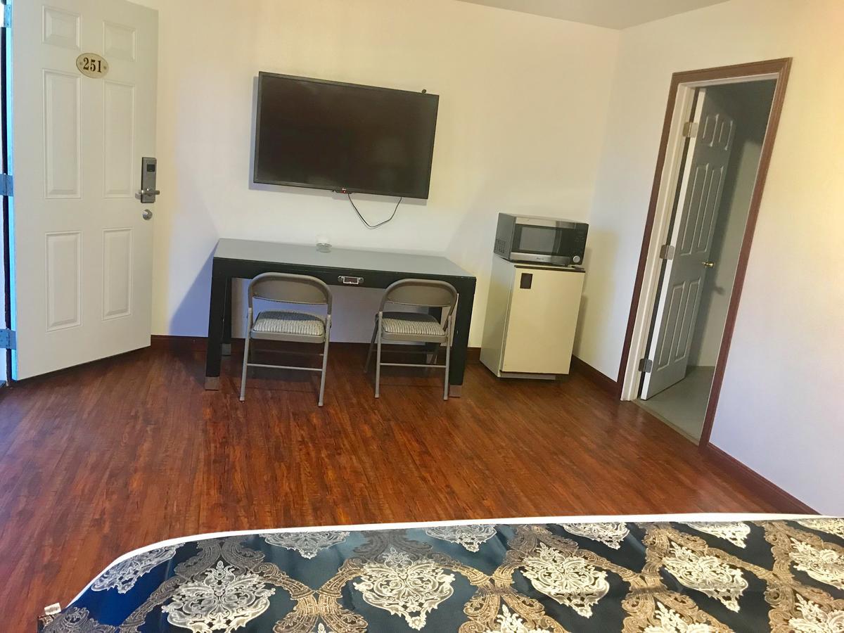 Norwalk Inn & Suites Bagian luar foto