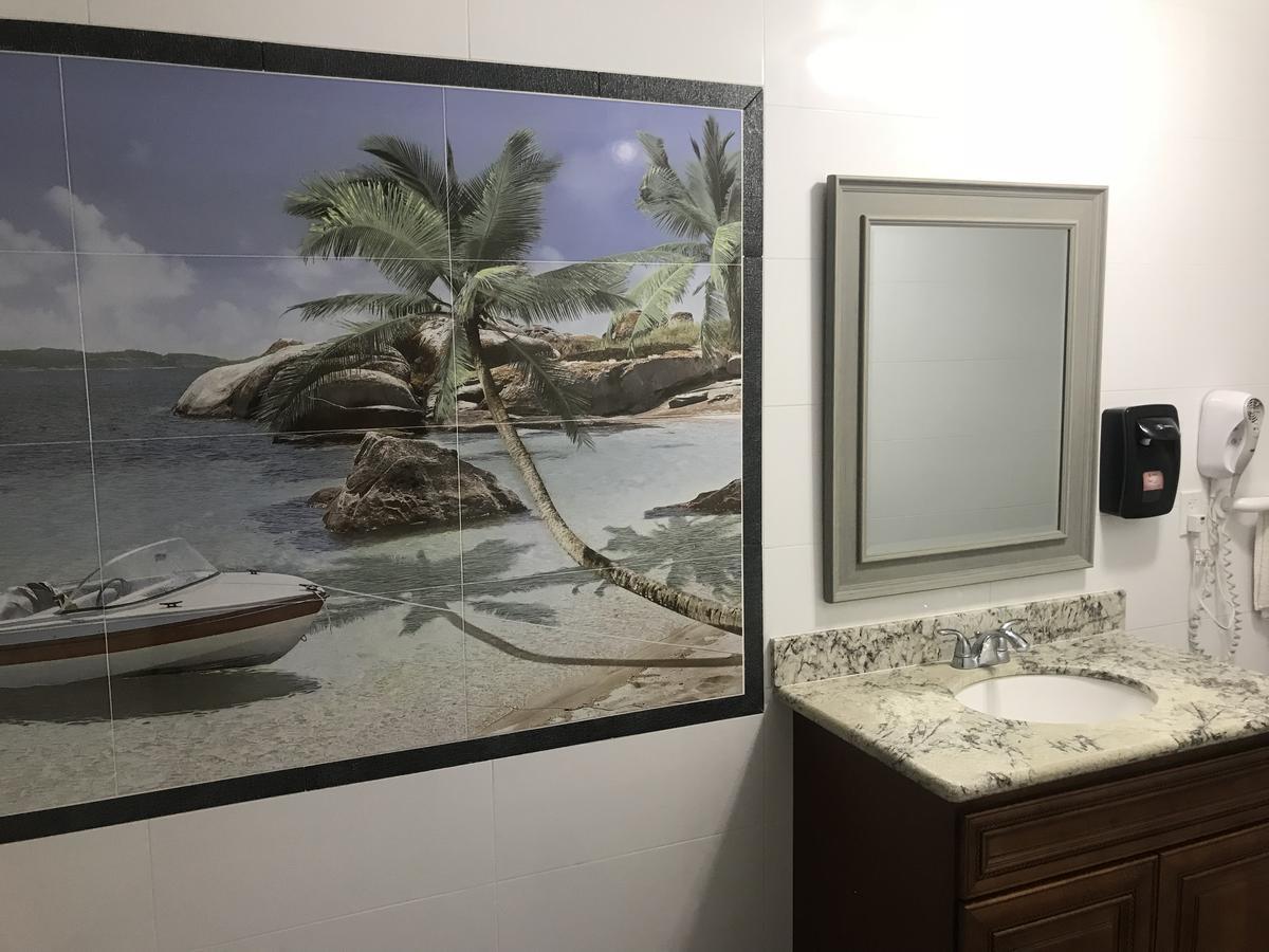 Norwalk Inn & Suites Bagian luar foto