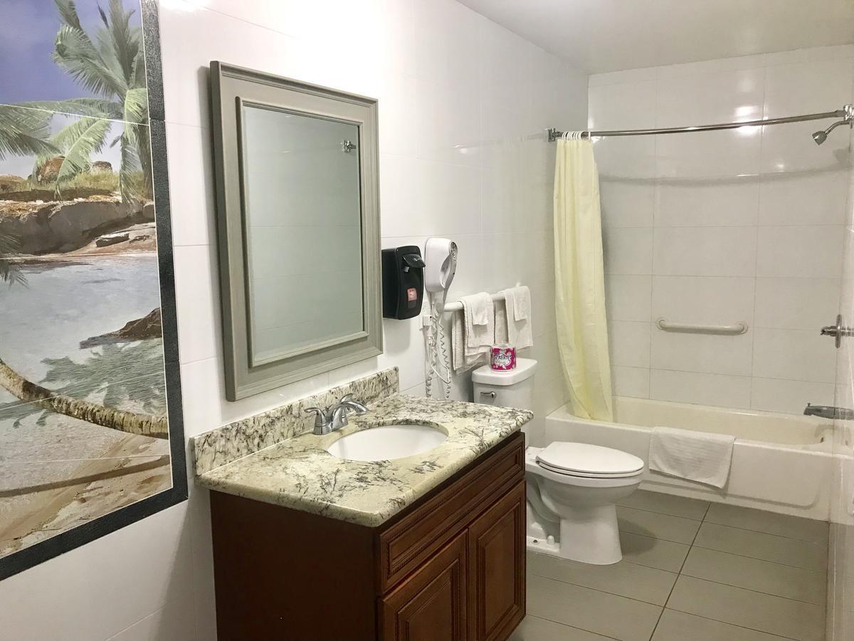 Norwalk Inn & Suites Bagian luar foto