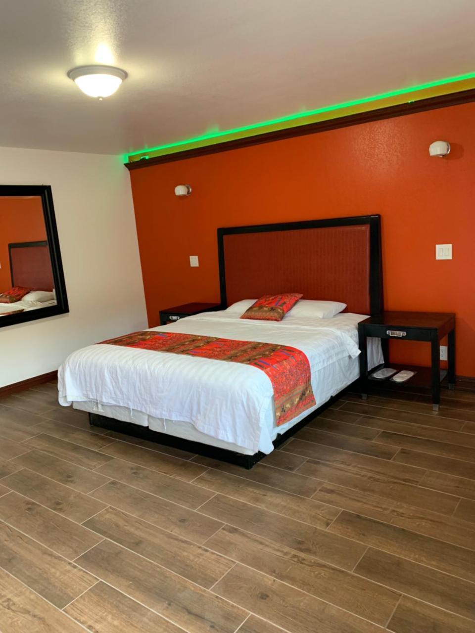 Norwalk Inn & Suites Bagian luar foto