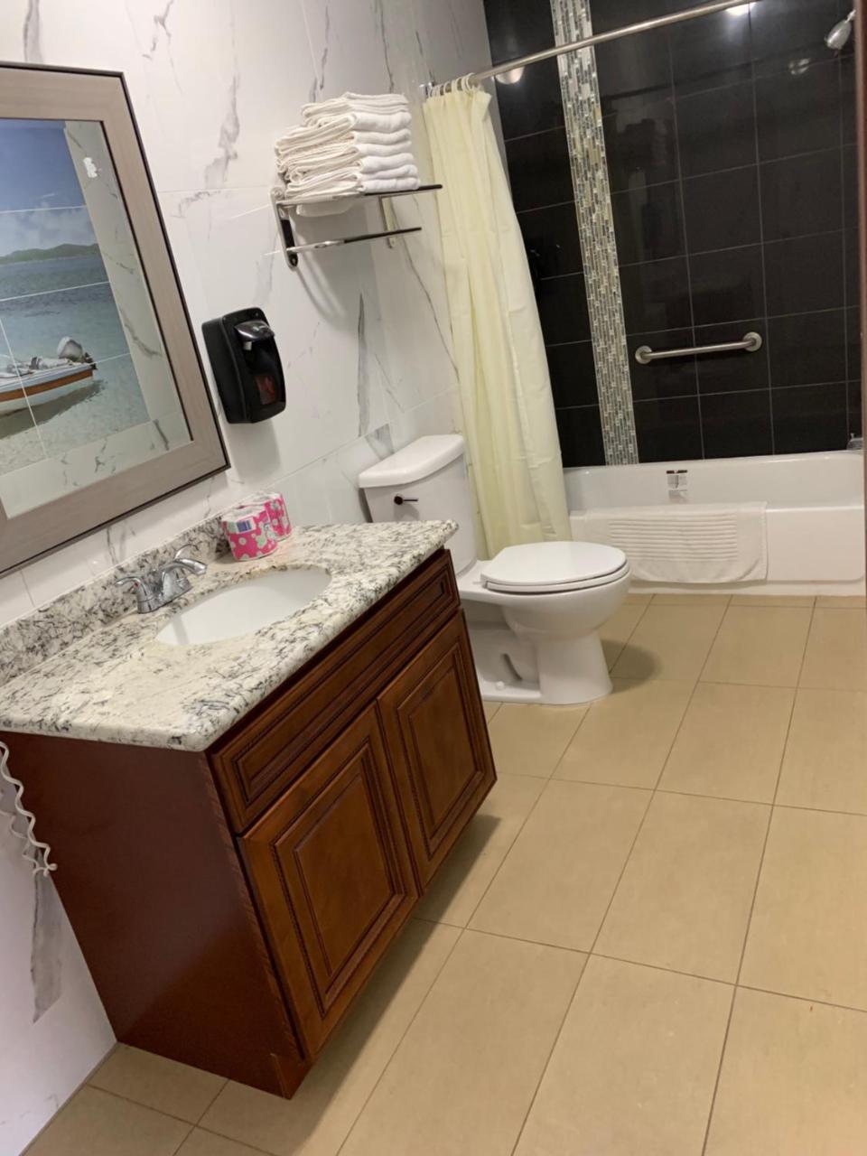 Norwalk Inn & Suites Bagian luar foto