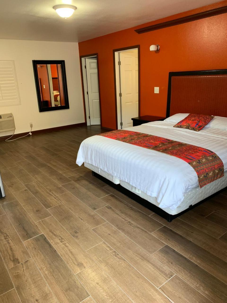 Norwalk Inn & Suites Bagian luar foto