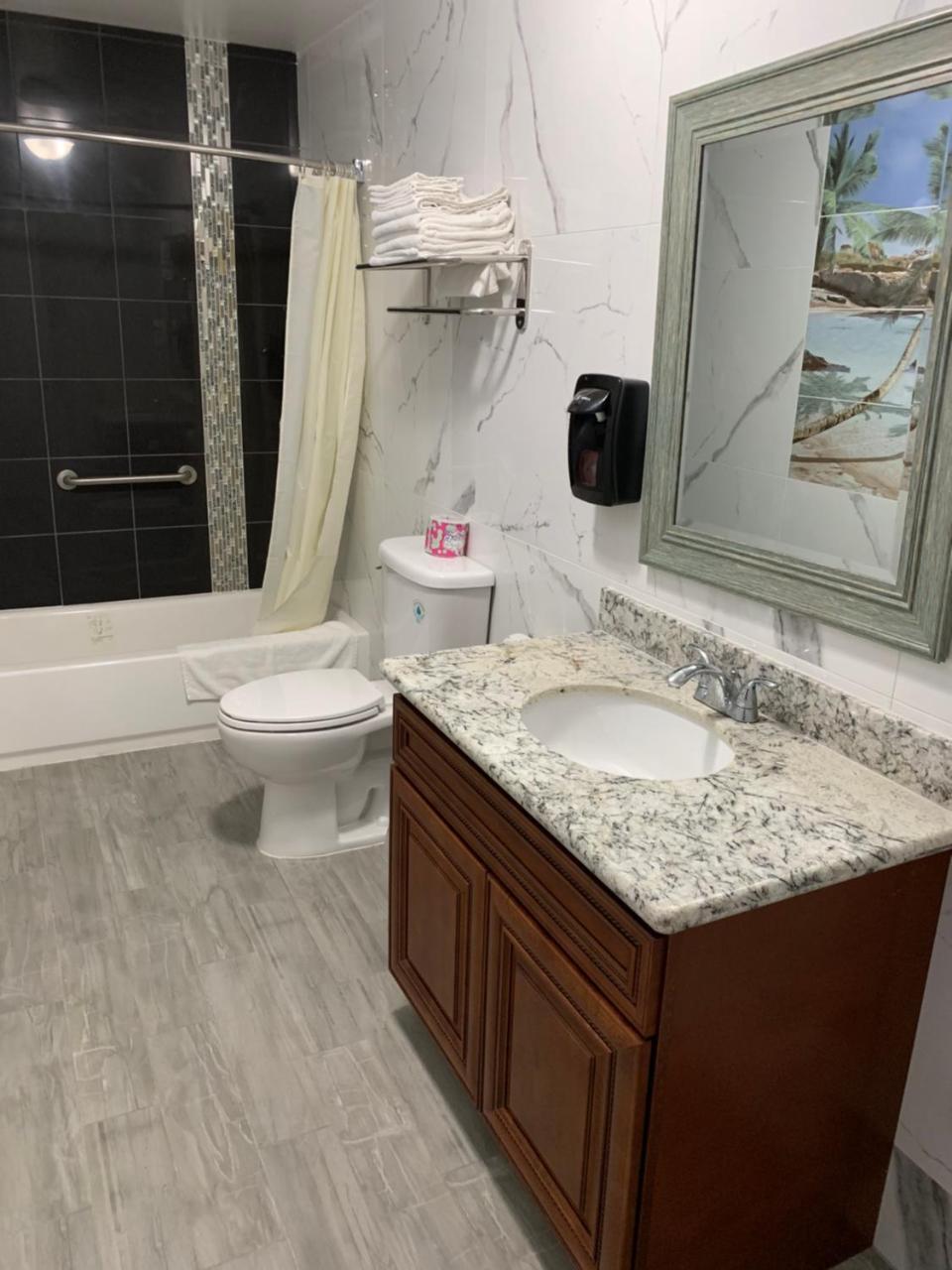 Norwalk Inn & Suites Bagian luar foto